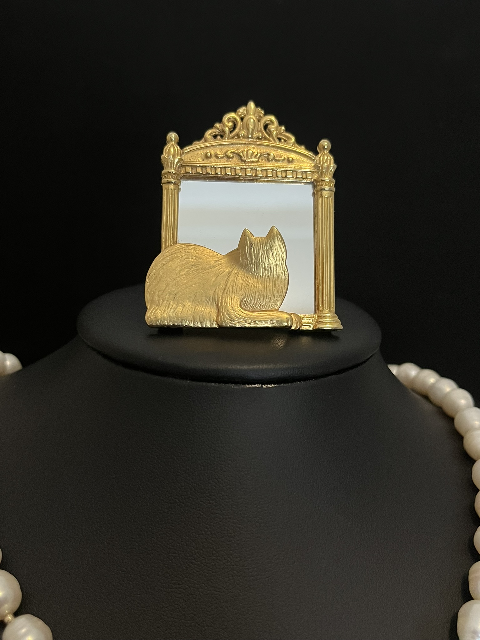 Freshwater Pearl Necklace with Vintage Cat Brooch Pendant - Image 6